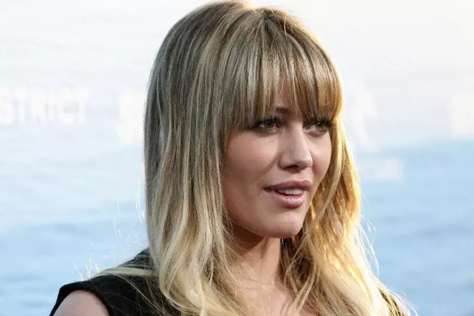 Los flequillos son un must de belleza de la blonda y ¡Le quedan muy bien!