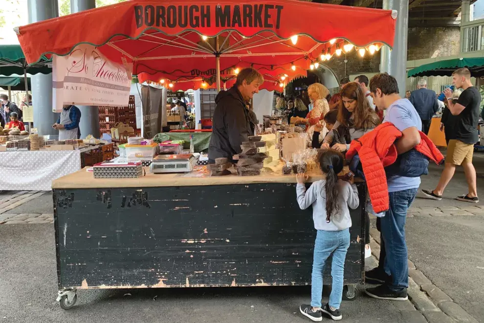 Es un buen plan ir un rato antes del mediodía, aprovechar para comer en sus puestos y después hacer compras. 