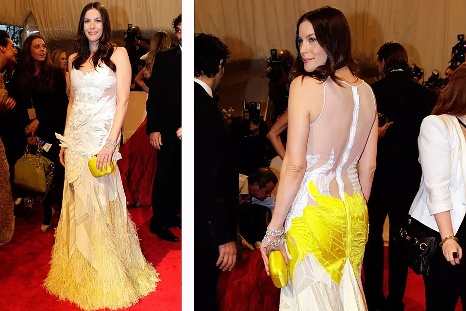 Fiel a Givenchy, Liv Tyler optó por un diseño de la colección de alta costura en blanco con pinceladas de amarillo; el vestido tenía apliques en forma de pájaros y plumas de avestruz