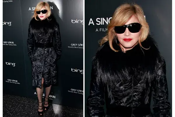 Rubia, con labios en rojo, anteojos de sol, tapado negro y sandalias peep toe de taco altísimo