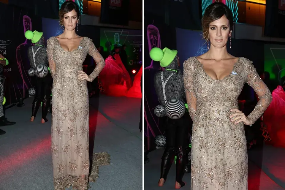 Paula Chaves, una de las conductoras de la previa de la alfombra roja, deslumbró con un vestido con transparencias en tono dorado, de Gabriel Lage