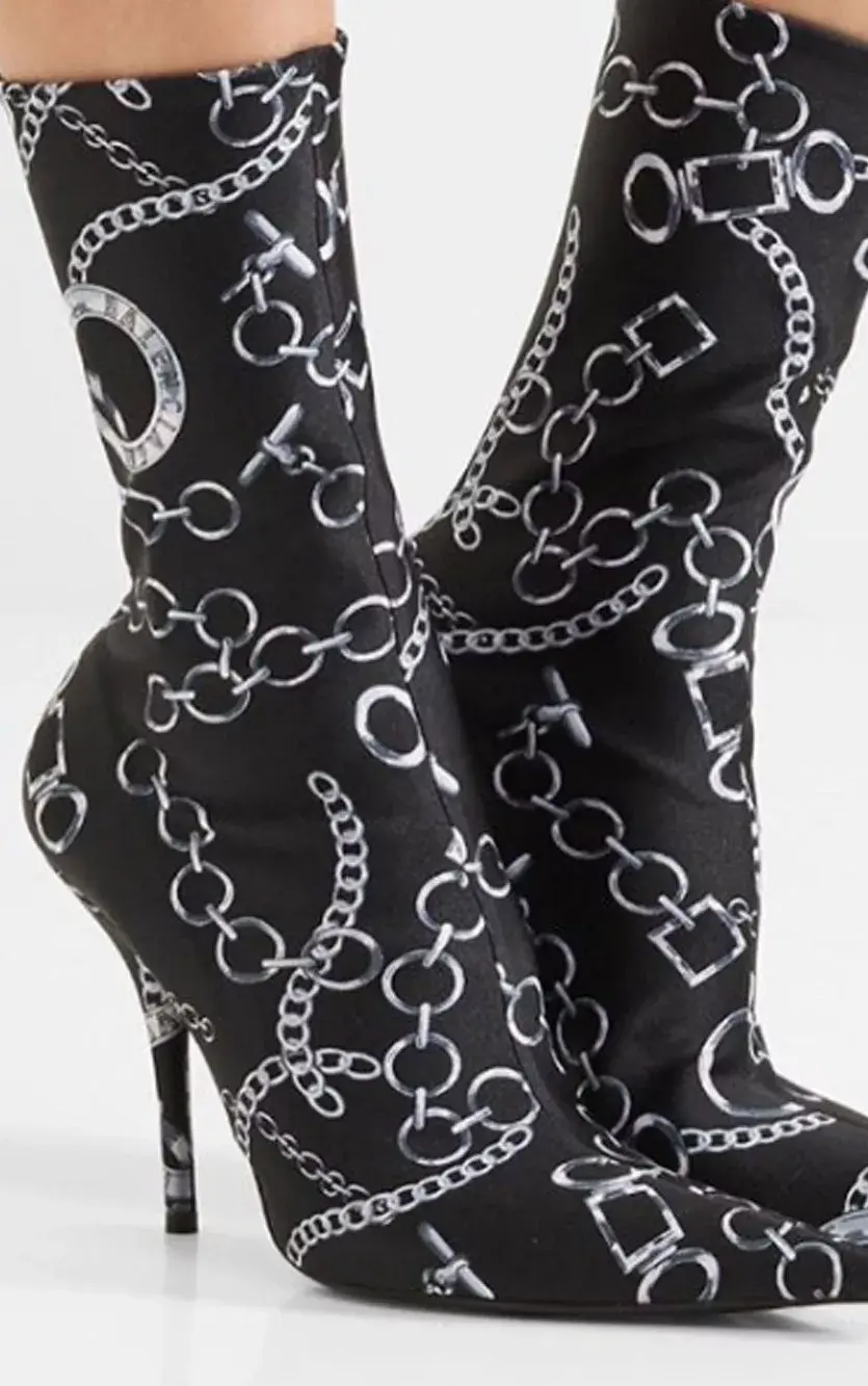 Con su sello distintivo Balenciaga también adoptó las sock boots