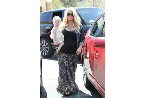 En su segundo embarazo, Jessica Simpson luce polleras largas ¡y un escote matador!