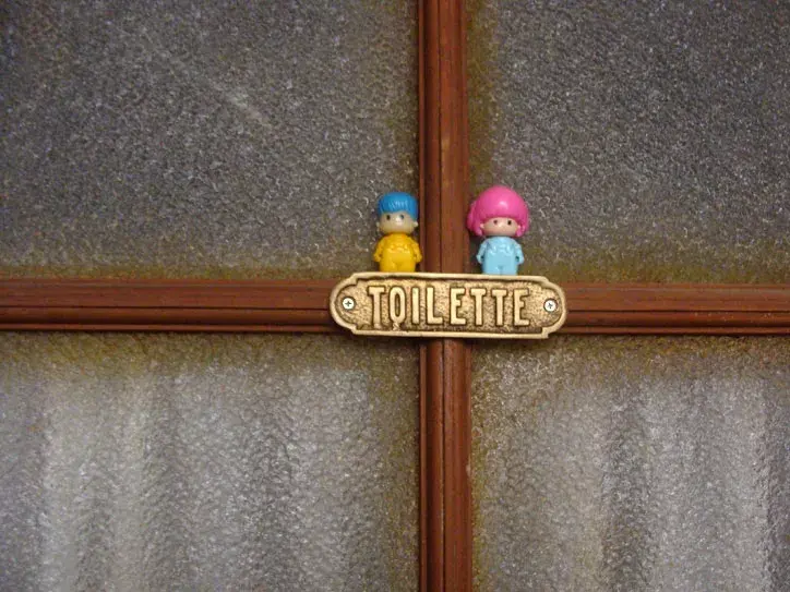 Detalle de Pinypon en el baño de Clara