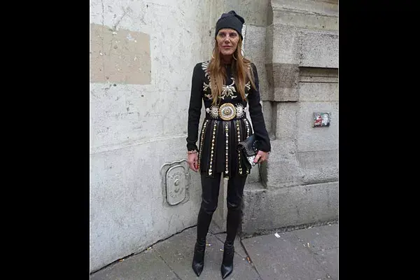 Anna dello Russo, editora de Vogue Japan, siempre sorprende con sus outfits (y en este caso estuvo muuuuy tranqui...)