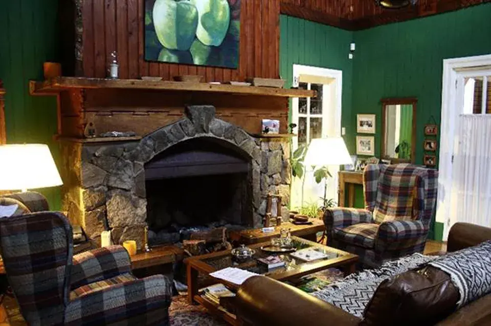 El living de la hosteria La Casa de Eugenia, ideal para charlas antes de ir a dormir