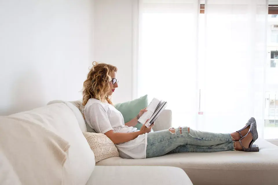 El empapelado del es de picnic decor ($150 el rollo) y los almohadones que tiene sobre la cama son de belgika (desde $270)