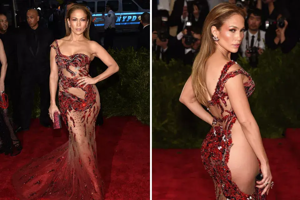 Jennifer Lopez, una vez más, eligió a Versace para llevarse todos los halagos con su vestido con transparencias
