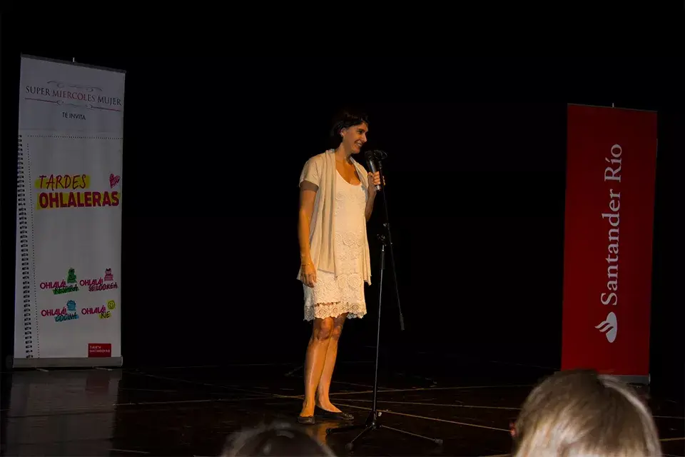 Tere dando la bienvenida a todas antes de presentar a Dalia