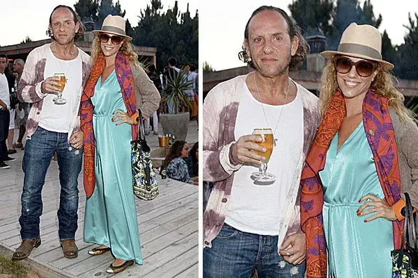 El diseñador Custo Barcelona, con jeans, remera básica y sweater en tonos en degradé, y Julieta Novarro, con un look muy colorido, con un vestido en verde agua, tampoco se perdieron la fiesta de Stella Artois