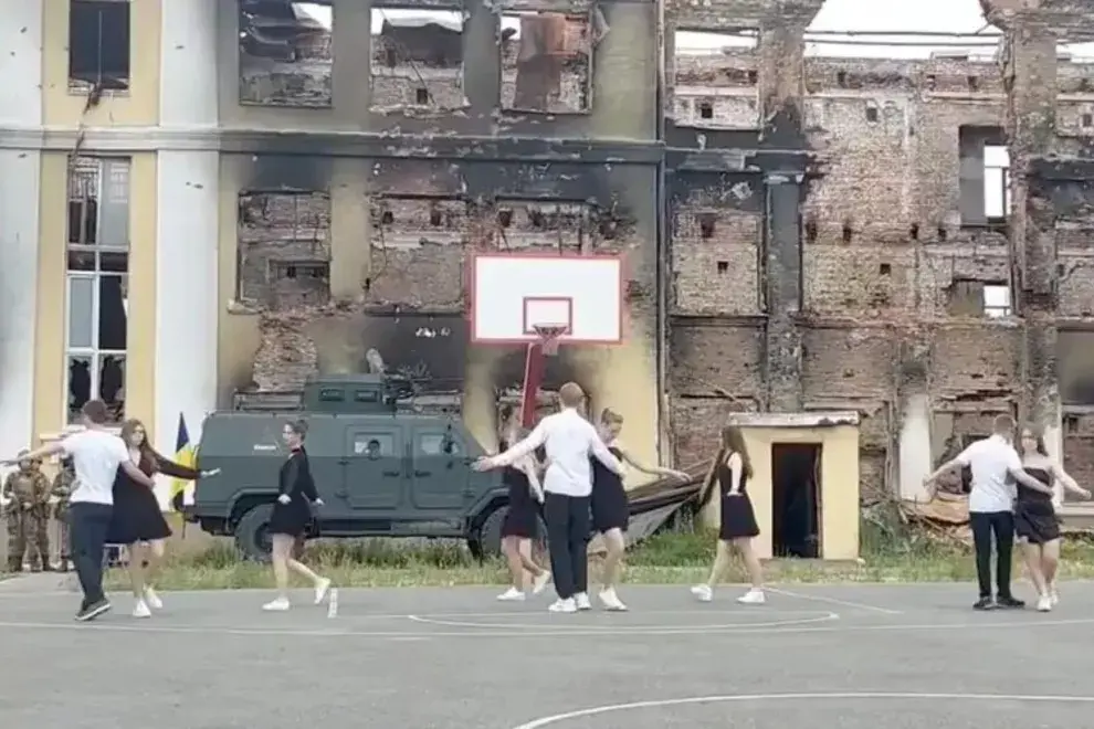 Estudiantes ucranianos bailan frente a las ruinas de su escuela. Captura de pantalla