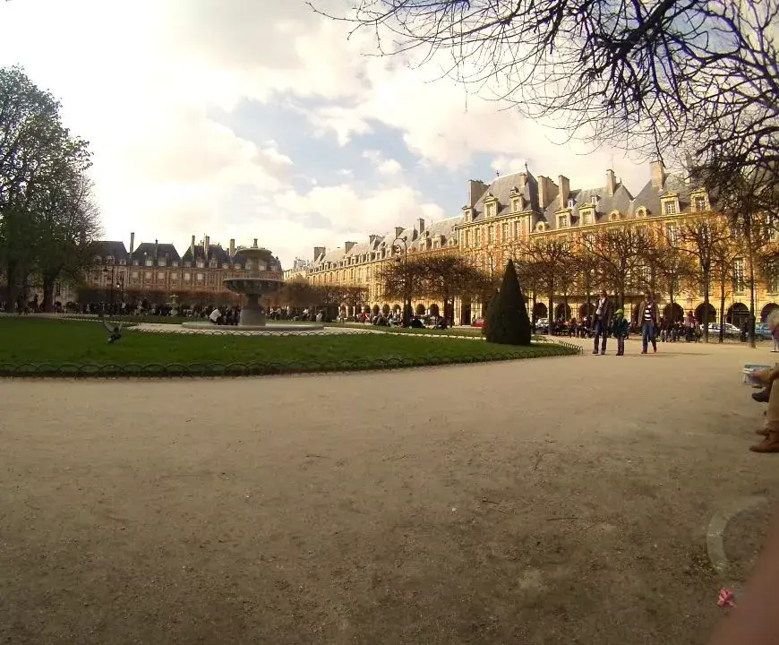 Place de Vosges, la plaza más antigua de París