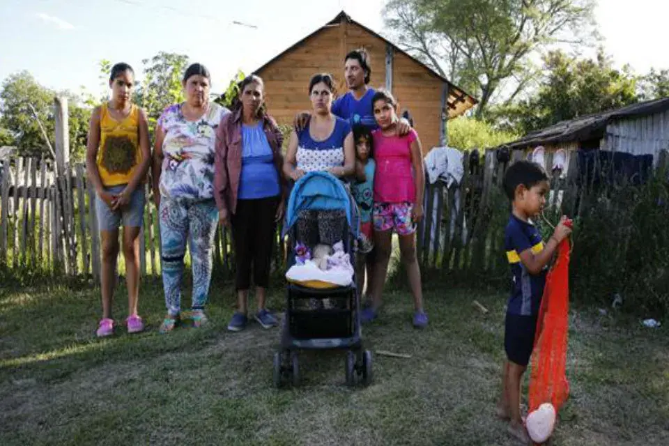 Margarita Arevalo, mama de la beba Rosa Azul, que padece hidrocefalia junto a Gladis Arevalo, madre de Nicolás, nene de cuatro años muerto por intoxicación de agroquímicos.