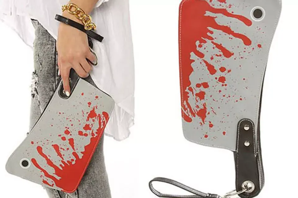 Y ¡ojo con este accesorio! Una cartera con forma de machete...¡danger!