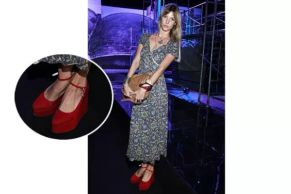 Chloé Bello, con un vestido largo estampado, no se perdió el desfile de Prüne. ¿Qué opinás de sus zapatos?