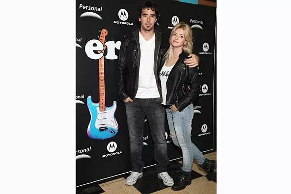 Parejita rocker: Nacho Viale y China Suárez dijeron presente en el recital de Eric Clapton y, como siempre, combinaron sus looks