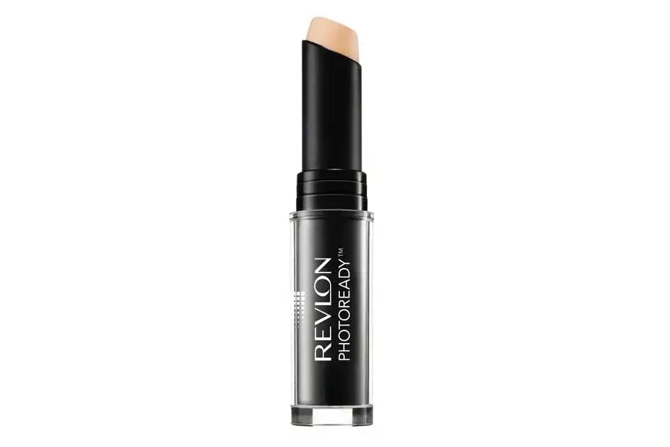 Cubre en forma uniforme dando una mirada más descansada. Con pigmentos foto cromáticos que rebotan y reflectan la luz para ayudar a eliminar cualquier imperfección (Revlon PhotoReady Concealer, $136.40)