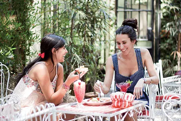 Una merienda con mucho estilo en el patio de Ana Bolena