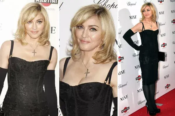 Con un estilo dark-gótico, con un vestido de Dolce Gabbana