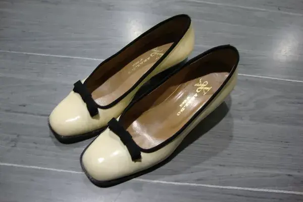 Hay prendas desde los años 30 hasta la actualidad. Podés encontrar diseños con cuero cuero, blazers, camisas, vestidos, impermeables, zapatos, botas, carteras y tocados