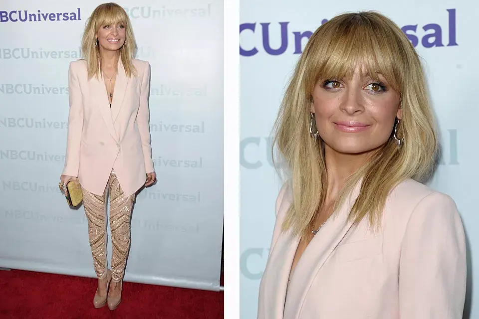 Nicole Richie equilibró su outfit: combinó un blazer rosa pálido de líneas muy net con unas leggings bien barrocas con apliques de piedras