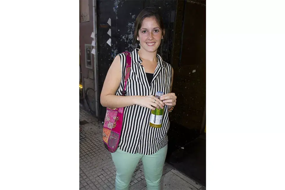 Camisa sin mangas rayada y chupin aguamarina. Un look fresco para una tarde de calor en la oficina