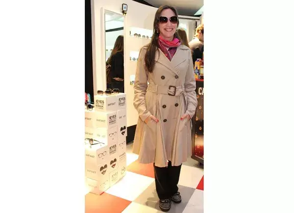 Misteriosa, Malena Solda eligió un trench y una chalina para festejar la primavera en el local de Infinit