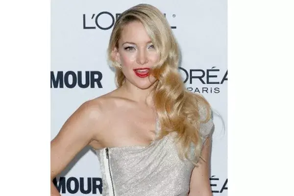 Con peinado años 50, rememorando la edad de oro de Hollywood