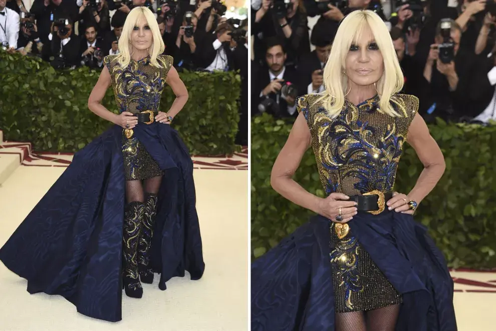 Donatella Versace con un vestido en color azul y oro, con volúmenes y bordados.