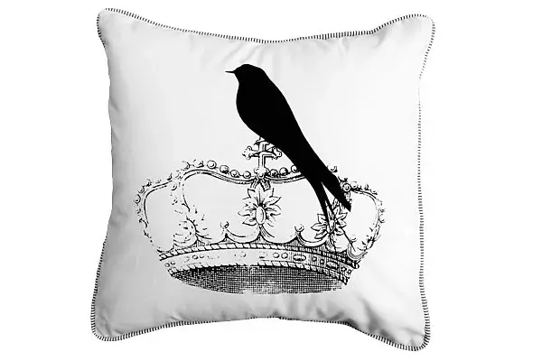 Almohada con estampa de corona (Nairsadi Home, $190)