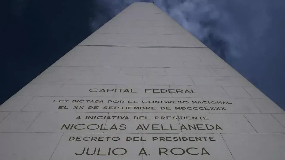 Toma en contrapicada del Obelisco. Foto: Wikipedia