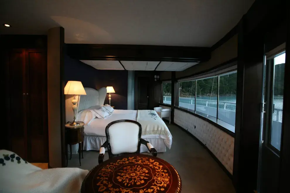 La cabina más elegante del crucero Santa Cruz, a la derecha