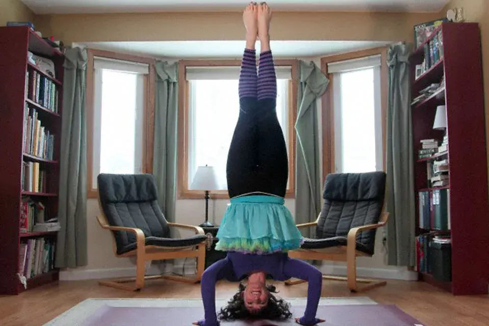 No, esta postura no me sale, pero hago lo mismo, tiro el mat enmedio del comedor, me da culpa cuando lo hago, es como si los libros me llamaran y me dijeran, pero qué haces, mejor agarrame y tirate conmigo en el sillón