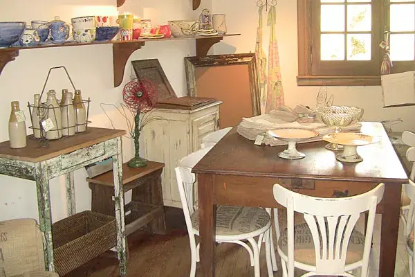 En el primer piso, objetos en venta