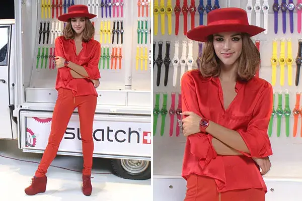 De rojo total, Calu Rivero estuvo en el stand de Swatch en BAFWeek. ¿Qué opinás de su look?