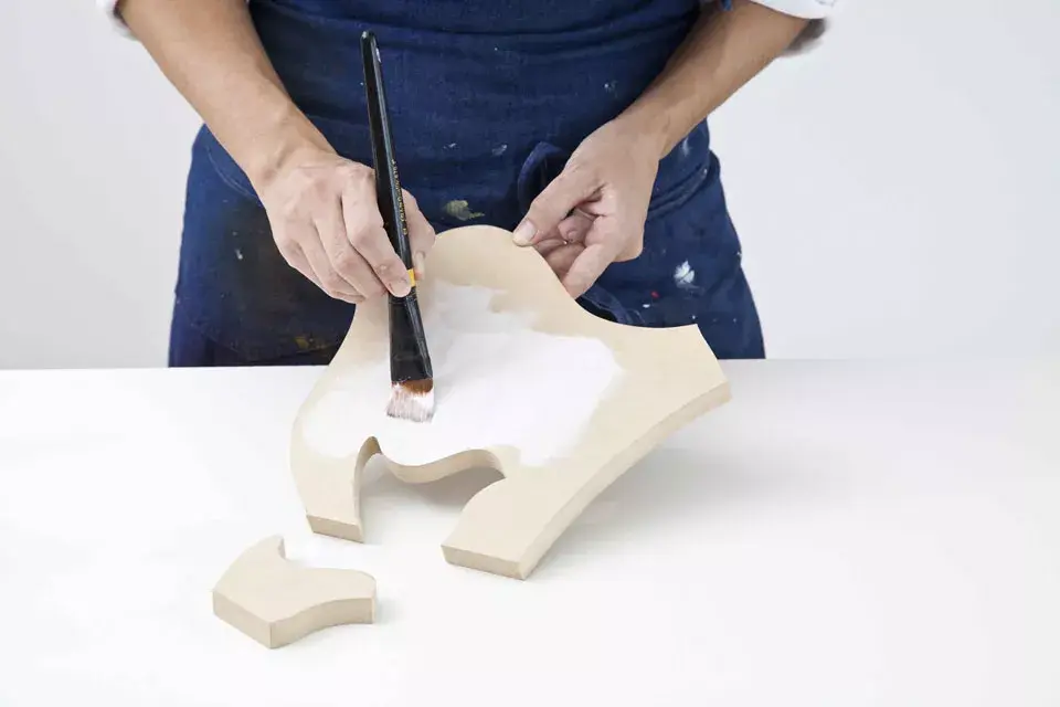 1/ Con látex blanco, sellar la silueta con la pinceleta. Dejar secar y lijar muy bien. Separar de la servilleta de papel las dos o tres capas blancas que tiene en el reverso, dejando únicamente la que tiene el diseño