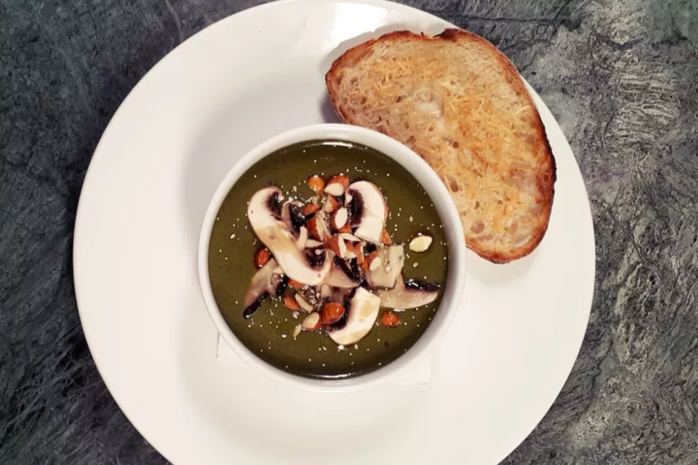 Sopa inspirada en la cocina mediterránea. Foto: Tana Restaurante
