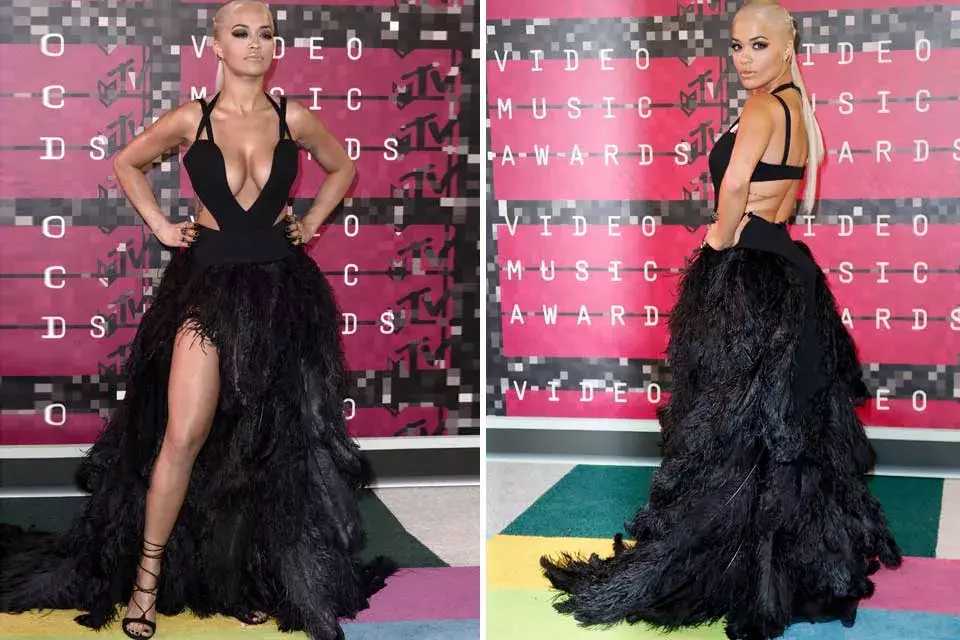 Rita Ora con un vestido negro con gran escote y falda de plumas de avestruz customizado, firmado por Vera Wang
