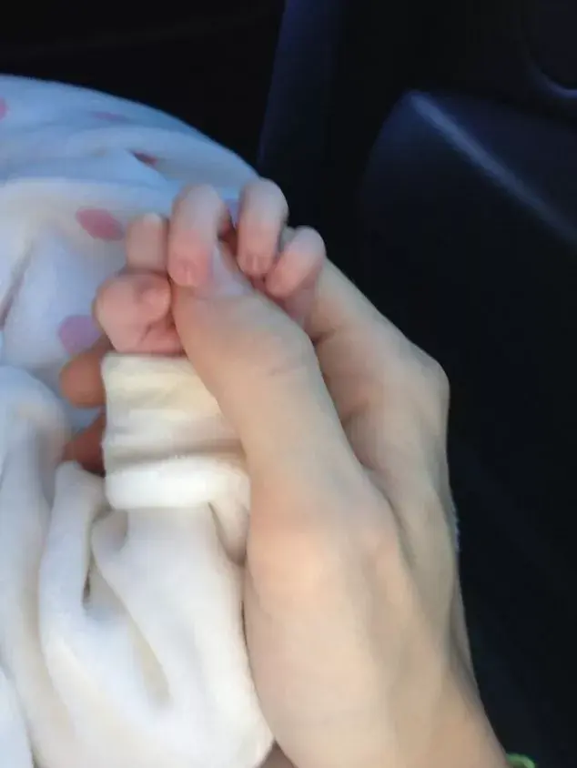 Una imagen super tierna: las manitos de su princesita, Lupe