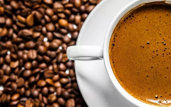 El mayor efecto de protección del café hacia el cerebro se detectó en quienes bebían tres tazas de esta bebida al día