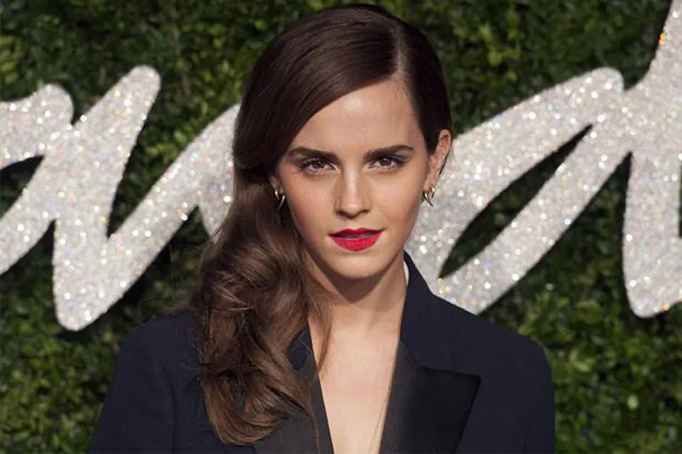 Para los British Fashion Awards, Emma Watson, premiada como Ícono del estilo británico, se peinó con ondas suaves y el pelo tirado hacia un costado