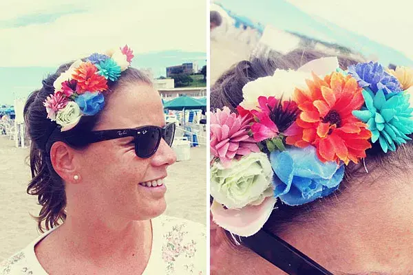 ¡Flores a la cabeza! Un accesorio bien alegre para lucir después de salir del mar