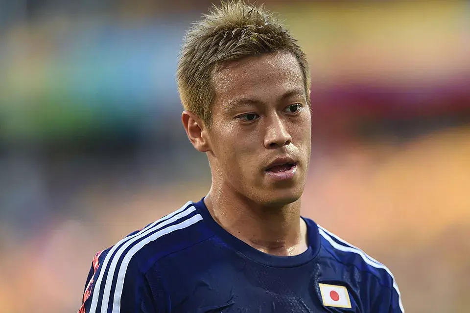 El japonés Keisuke Honda eligió un tono rubio para su look