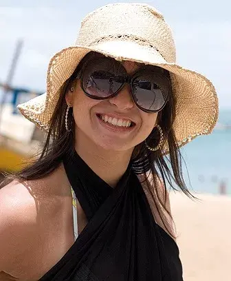 Capelina y maxilentes, la mejor combinación anti sol. Fotos de Anahí Bangueses Tomsig en Bahía.