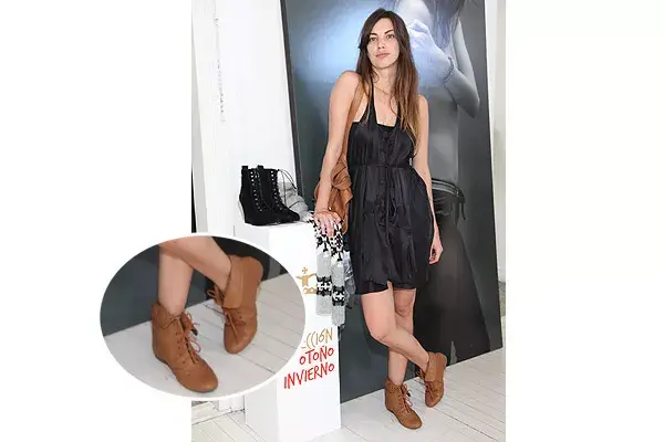 Deborah de Corral, con un vestido negro y botitas color suela, en la presentación de la nueva colección de Paula Cahen D´Anvers. ¿Te gusta su look?