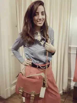 Paula Kohan eligió colores pastel para su atuendo: camisa celeste con tachas, palazzos rosas y cartera haciendo juego. ¿Qué tal?