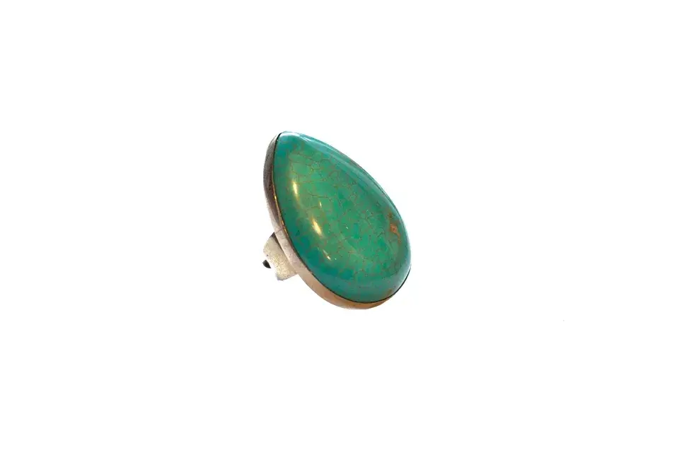 Anillo con forma de gota y piedra verde (Cuatromusas, $630)