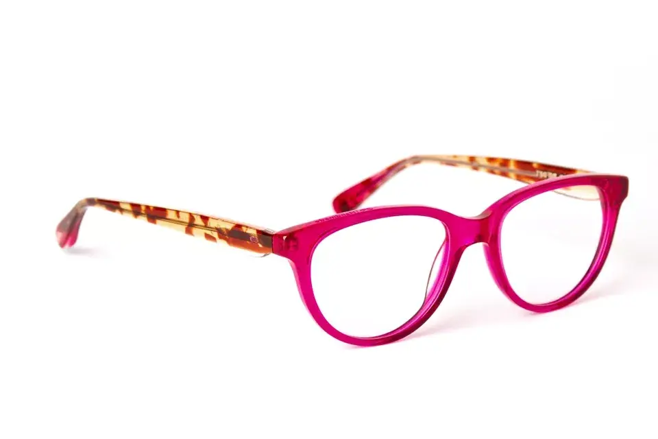 Para las que les gusta jugar con su look, estilo cat eye con marco fucsia (Infinit, $1990)