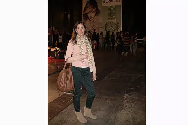 Casual pero canchera, combinó pantalón negro y sweater rosa con echarpe animal print engamado