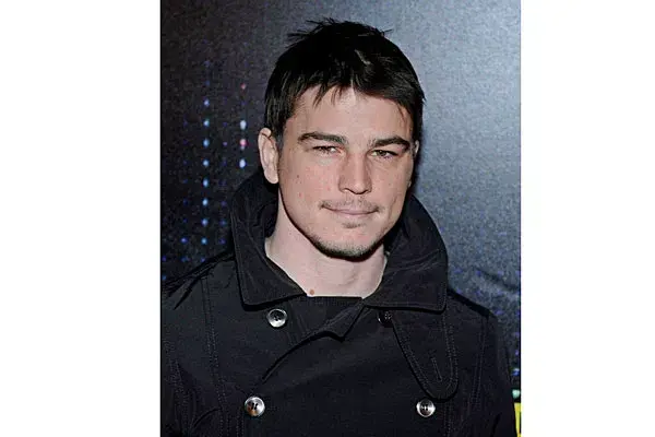 Josh Hartnett: negro azabache y cautivante. Tiene tanto talento por sí solo como el actor